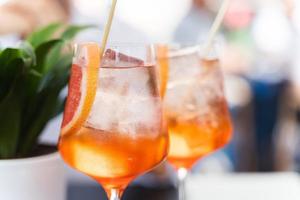 Due bicchieri con spritz veneziano cocktail su tavolo foto