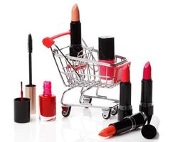 shopping carrello con trucco prodotti foto