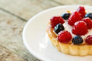 delizioso torta con frutti di bosco foto