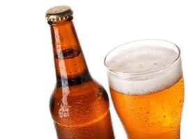 bottiglia e bicchiere di birra foto