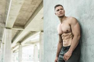 muscolare uomo con nudo torso durante all'aperto fitness allenarsi foto