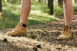 femmina gambe nel pelle il trekking stivali foto