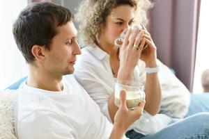 contento coppia la spesa tempo insieme e potabile caffè a casa foto