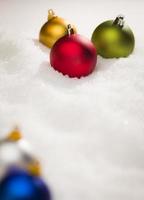 Natale ornamenti su neve fiocchi con testo camera foto