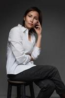 bellissimo asiatico modello indossare sovradimensionato bianca camicia foto