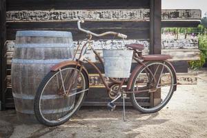 vecchio arrugginito antico bicicletta e vino barile foto