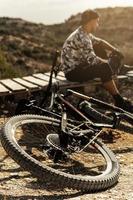 mtb bicicletta su un' superiore di un' monte prima un' discesa cavalcata foto