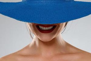 ritratto di sconosciuto ragazza con rosso labbra indossare blu cappello foto