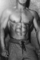 giovane forte bodybuilder mostrando Ciao è muscolare torso foto