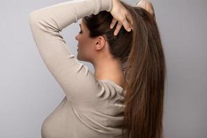 giovane donna mostrando sua salutare naturale capelli foto