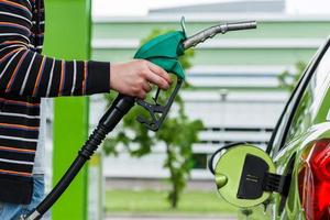 uomo riempimenti su il suo auto con un' benzina foto