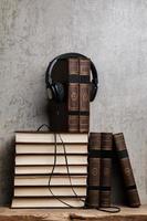 audiolibri concetto con libri e cuffie foto