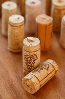 tappi per vino su fondo in legno foto