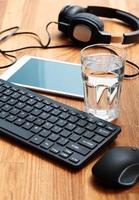 posto di lavoro e bicchiere di acqua foto