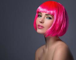 potrait di giovane donna con rosa capelli foto