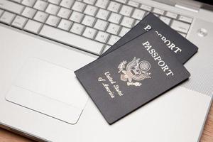 passaporti su il computer portatile tastiera foto