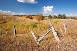 bellissimo autunno paesaggio con rustico recinto foto