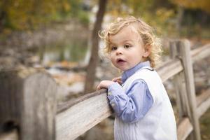 adorabile giovane ragazzo giocando al di fuori foto