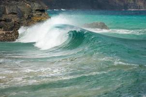 Crashing onda su il n / A pali costa foto