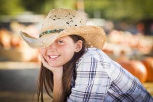 bella preteen ragazza ritratto a il zucca toppa foto