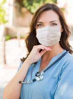 femmina medico o infermiera indossare protettivo viso maschera foto
