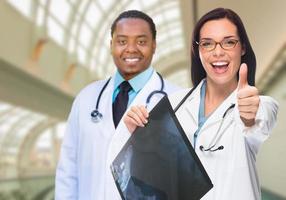 femmina e maschio caucasico e africano americano medici nel ospedale foto