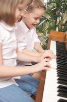 bambini giocando il pianoforte foto