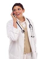 etnico femmina medico o infermiera utilizzando cellula Telefono foto