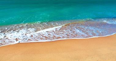 sabbioso spiaggia di mare ricorrere con chiaro acqua foto