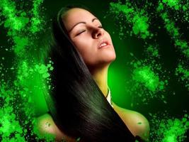 bella brunetta giovane donna con verde spruzzi foto