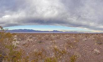 panoramico Immagine al di sopra di meridionale California deserto durante giorno foto