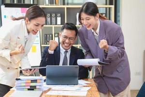 squadra attività commerciale tre sorridente e contento asiatico uomini e donne squadra utilizzando compresse e computer portatili brainstorming e tracciare statistica su un' aziendale grafico tavola dentro il azienda. colleghi concetto. foto