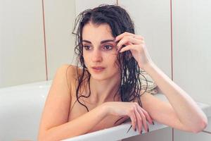 bagnato sexy donna nel bagno foto