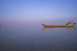 paesaggio Visualizza di un' piccolo carico nave contro un' blu cielo su il padma fiume bangladesh foto