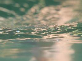 vicino su acqua ondulazione foto