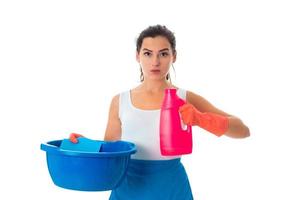 giovane domestica donna con detergenti foto
