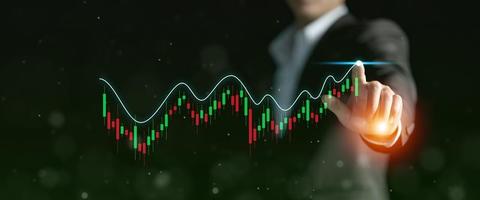 uomo d'affari mano puntamento grafico per successo, in crescita crescita attività commerciale finanziario concetto, grafico di finanziario investimento e azione mercato Piano analisi foto