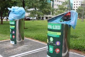 brasiliana, brasile, dicembre 26, 2022 il nuovo sotkon rifiuto sistema per raccogliere spazzatura nel urbano le zone traboccante con spazzatura foto
