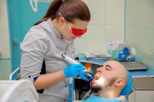 tipo ossequi il suo denti nel un' dentale ufficio a il medico foto