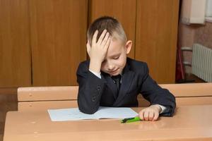 piccolo ragazzo a scuola foto