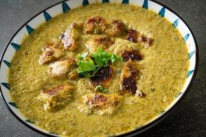 pollo afgano al curry verde o pollo hariyali tikka hara masala foto