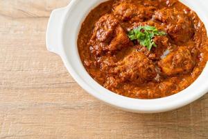 pollo tikka masala cibo piccante a base di carne al curry con roti o pane naan foto