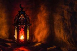 nero lanterna su buio sfondo per il musulmano festa di il santo mese di Ramadan kareem. foto