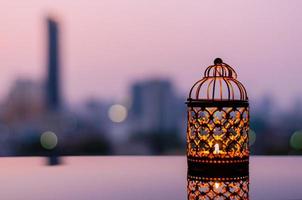 d'oro lanterne con alba cielo e città bokeh leggero sfondo per il musulmano festa di il santo mese di Ramadan kareem. foto