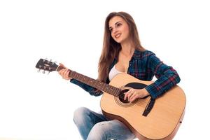 bellissimo ragazza con chitarra sorridente foto