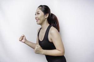 un' sportivo asiatico donna indossare abbigliamento sportivo è in esecuzione, isolato di bianca sfondo foto