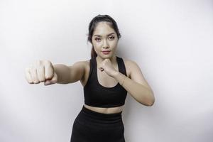 bellissimo sportivo asiatico donna combattente treni boxe nel studio su bianca sfondo. marziale arti concetto foto