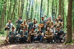 ternopil, Ucraina - giugno 2020 upa ucraino ribelle esercito film riprese. immagini di dietro le quinte. attori in posa per un' telecamera foto