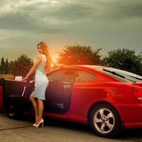 sottile giovane donna in piedi vicino un' rosso sport auto foto