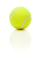 singolo tennis palla su bianca con leggero riflessione foto